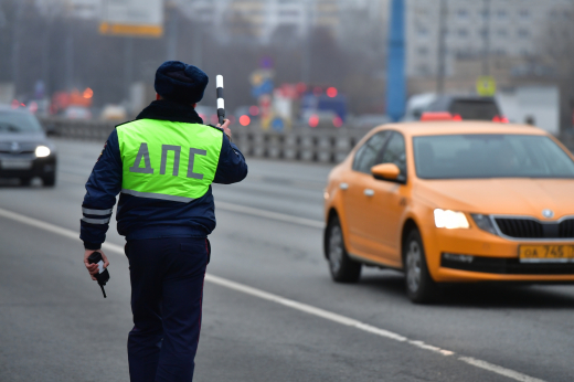 В Москве задержали мужчину за попытку дать инспектору ДПС взятку в 1 млн рублей