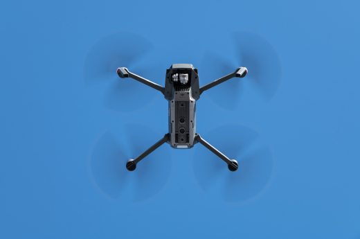 В подмосковных Химках частный квадрокоптер разбил окно в многоэтажке