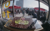Психолог объяснила феномен популярности «Макдоналдса» у россиян