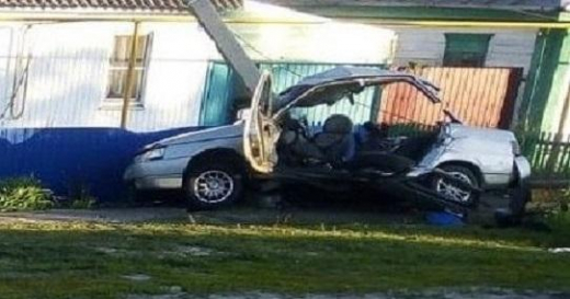 Пассажирка машины, врезавшейся в опору ЛЭП в Воронежской области, умерла в больнице: возбуждено уголовное дело