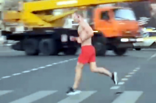 Москвич в одних шортах пробежал по улицам Москвы и попал на видео