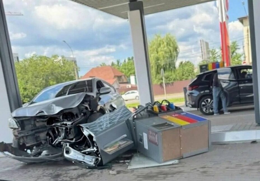 Воронежец на авто снёс бензоколонку