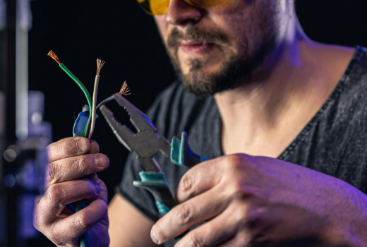 Суд восстановил на работе слесаря с больной спиной, которого уволили за прогул