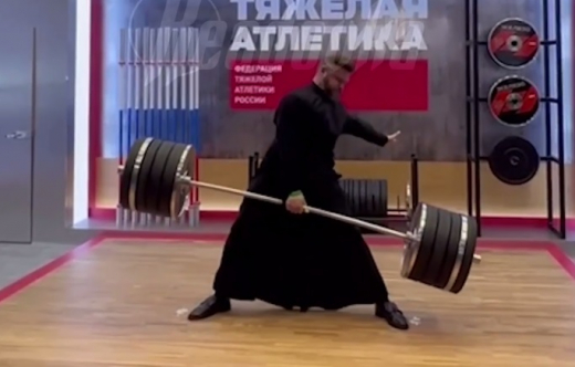 Священник-атлет из Воронежа поднял одной рукой штангу в 200 килограмм