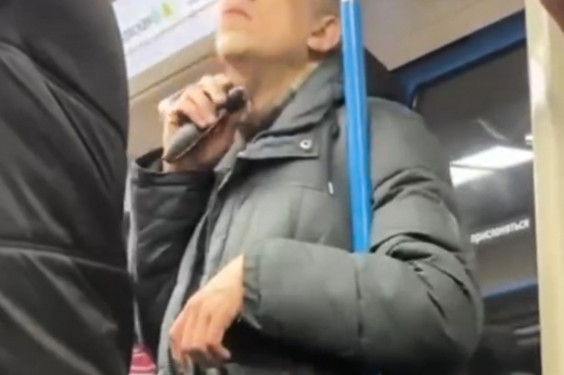 Пассажиры московского метро сняли на видео мужчину, побрившегося в подземке