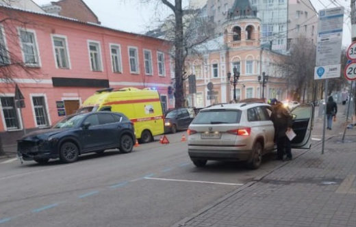 В центре Воронежа столкнулись две дорогие иномарки: пострадала 19-летняя девушка