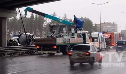Машина врезалась в столб и превратилась в груду металла на Остужевской развязке в Воронеже
