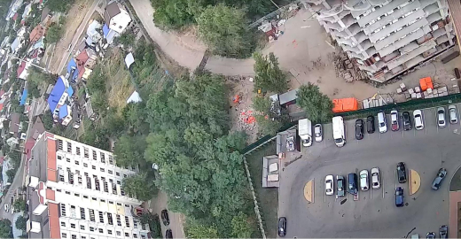 В Воронеже балки со строящейся многоэтажки упали на машины (ВИДЕО)