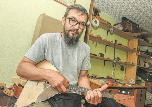 Единственный в Воронеже мастер по изготовлению балалаек: «Могу сделать инструмент даже из тыквы!»