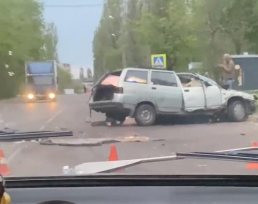 «Машину разломило пополам»: воронежец погиб в ДТП, выезжая из двора дома