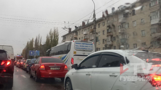 Левый берег Воронежа встал в жуткой пробке, но на карте её нет