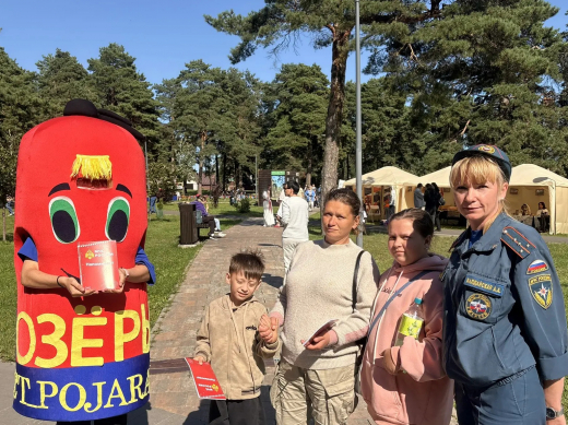 В рамках празднования Дня города в Озерах сотрудники МЧС провели профилактические мероприятия