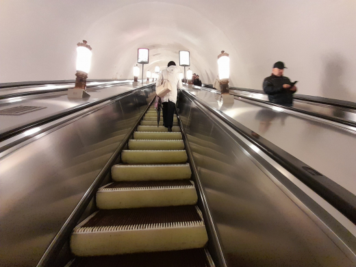 Пьяный москвич упал на пассажирку на эскалаторе в метро и сломал ей ребро