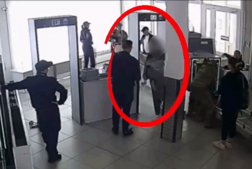 Свёрток с мефедроном выпал у девушки перед рамкой досмотра на воронежской вокзале