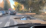 Машина провалилась под асфальт на левом берегу Воронежа
