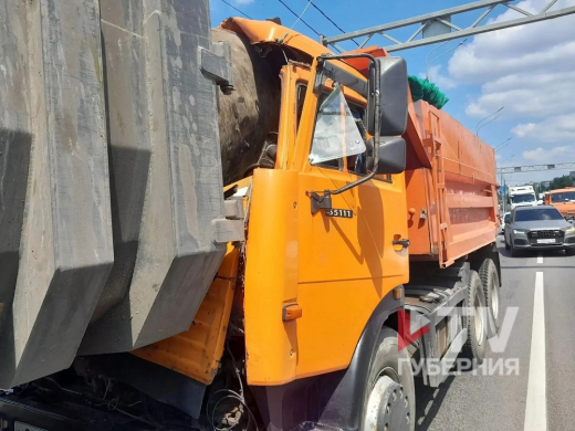«КамАЗ» испытал на прочность мусоровоз на оживлённой улице в Воронеже