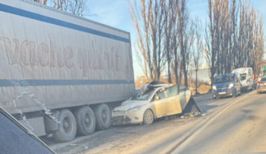 Иномарка влетела под прицеп грузовика в Воронеже