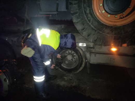 Воронежские госавтоинспекторы спасли дальнобойщика из Оренбурга, который пробил колёса