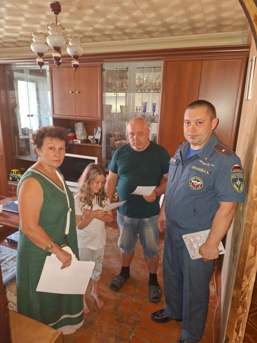 Сотрудники МЧС России и соцзащиты провели профилактический рейд в многодетных семьях
