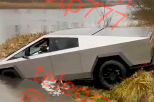 В Новой Москве вытащили из пруда пикап Tesla Cybertruck