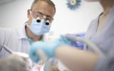Стоматолог развеял связанные с имплантами страхи россиян
