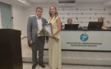 Министр здравоохранения Воронежской области наградил врача онкоцентра, принявшую роды в поезде