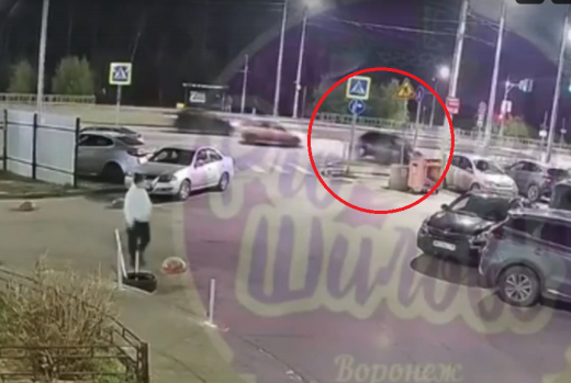 Водитель влетел в забор на пешеходном переходе в Воронеже