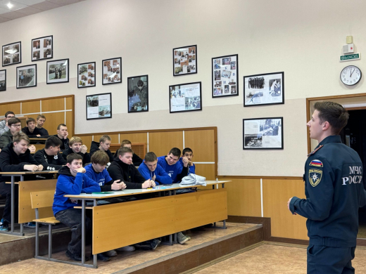 В Рузе сотрудники МЧС России встретились со студентами