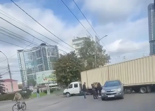 Московский проспект в Воронеже перекрыла попавшая в ДТП фура