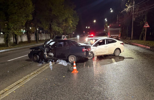 Разворот «десятки» в неположенном месте привёл к массовому ДТП в Воронеже