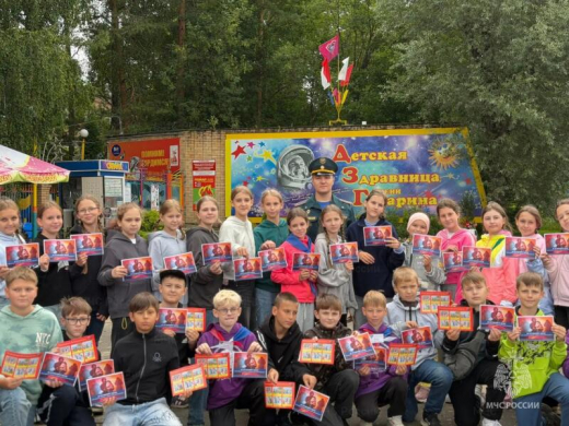 Уроки безопасности: спасатели устроили для воспитанников лагеря имени Гагарина день большой практики