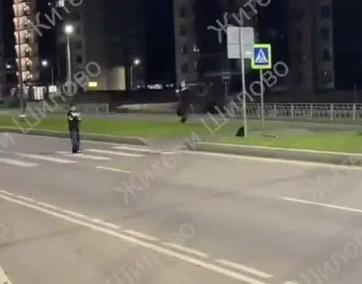 В Воронеже школьники превратили скоростную дорогу в скейт-парк