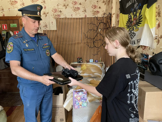 Добро с доставкой на дом: сотрудники МЧС России помогли девочке из семьи, оказавшейся в трудной жизненной ситуации