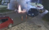 Электросамокат вспыхнул на парковке с авто в Москве и попал на видео