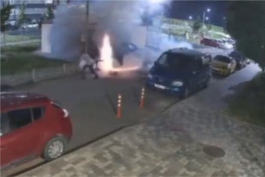 Электросамокат вспыхнул на парковке с авто в Москве и попал на видео