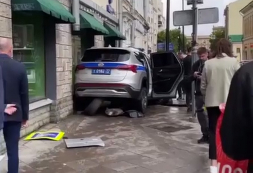 Baza: полицейская машина влетела в витрину продуктового магазина в центре Москвы