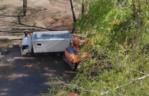 «Вода затопила двор»: воронежцы пожаловались на затянувшийся ремонт трубы