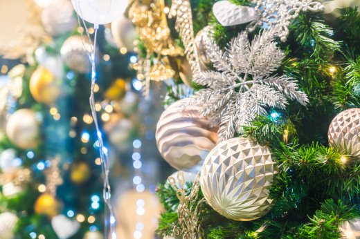 Аллерголог Пятикова: Украшения, гирлянды и нарядная елка бывают опасными