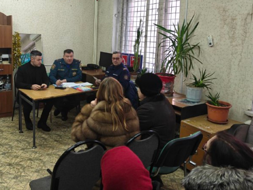 Вопросы пожарной безопасности обсуждены на встрече сотрудников МЧС России с жителями микрорайона Салтыковка в Балашихе