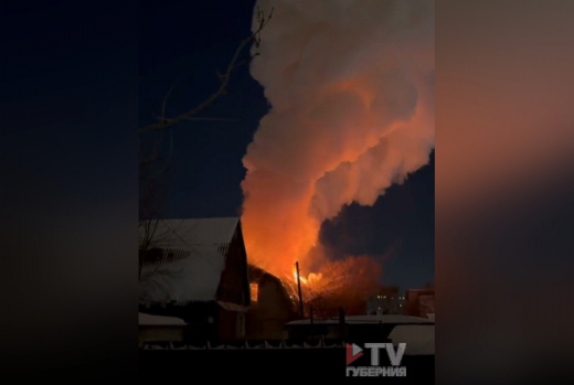 Около двух часов тушили объятый пламенем деревянный дом в Воронеже