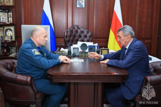 Первые лица МЧС России Александр Куренков и Северной Осетии Сергей Меняйло оценили возможность создания региональной пожарной охраны