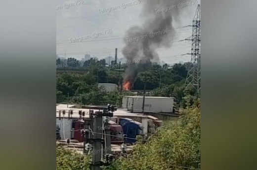 Грузовик с мукой взорвался на выезде из Воронежа: водитель получил сильные ожоги