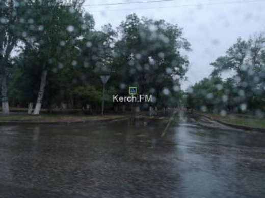 Дороги Керчи начинает подтапливать из-за дождя