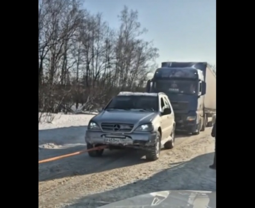 Внедорожники освободили из плена застрявшие фуры в Воронежской области