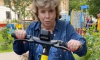 77-летняя поэтесса Рубальская опубликовала видео с прогулки на электросамокате по Москве