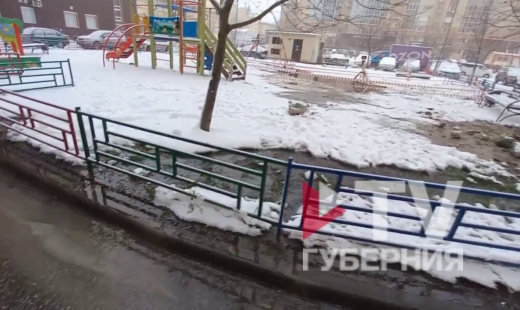 Детская площадка на Шишкова в Воронеже превратилась в аквапарк из-за коммунальной аварии