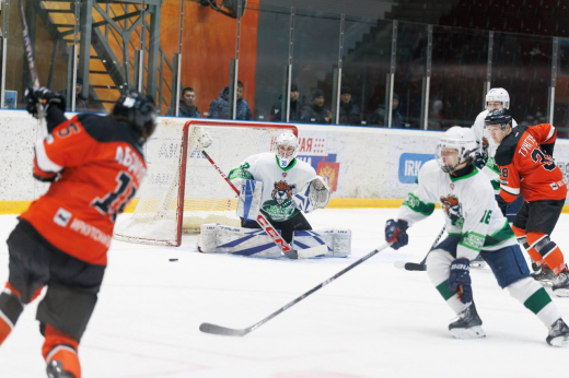 Хоккеисты из Боброва обменялись победами с «Ермаком»