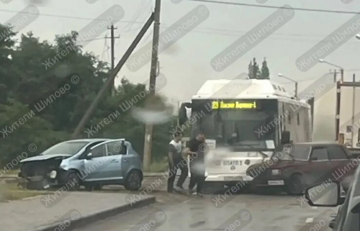 Две легковушки и автобус столкнулись в Воронеже