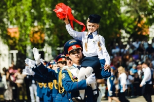 Сотрудники Главного следственного управления поздравили кадетов Следственного комитета с последним звонком