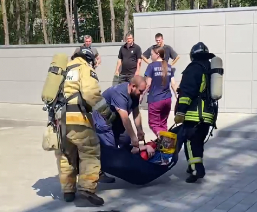16 человек в масках вынесли из нового Дворца спорта в Воронеже